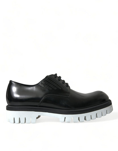 Sofisticados zapatos Derby de cuero blanco y negro