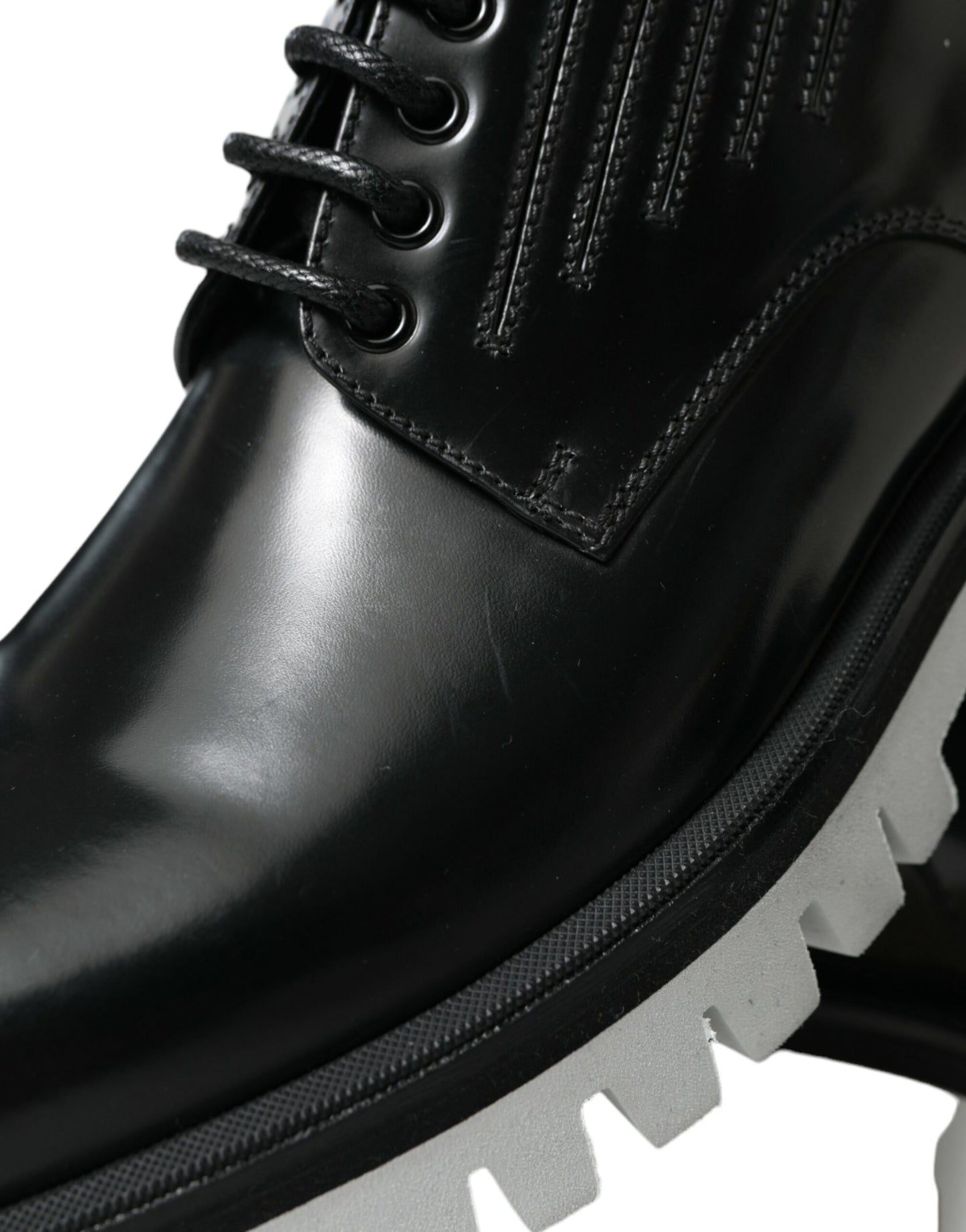 Sofisticados zapatos Derby de cuero blanco y negro