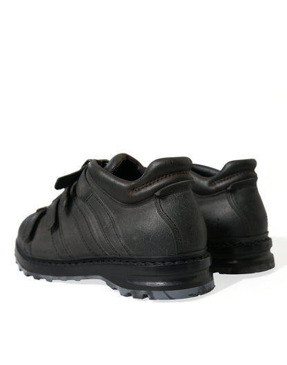 Botas negras de cuero con tiras al tobillo