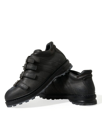 Botas negras de cuero con tiras al tobillo