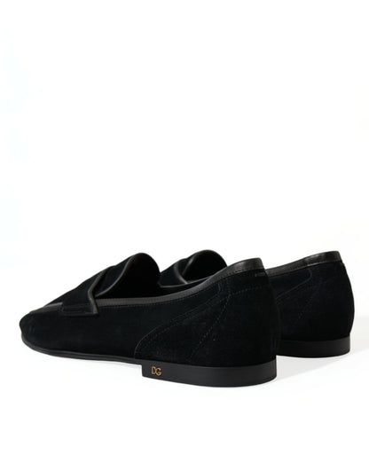 Elegantes mocasines negros de terciopelo para hombre