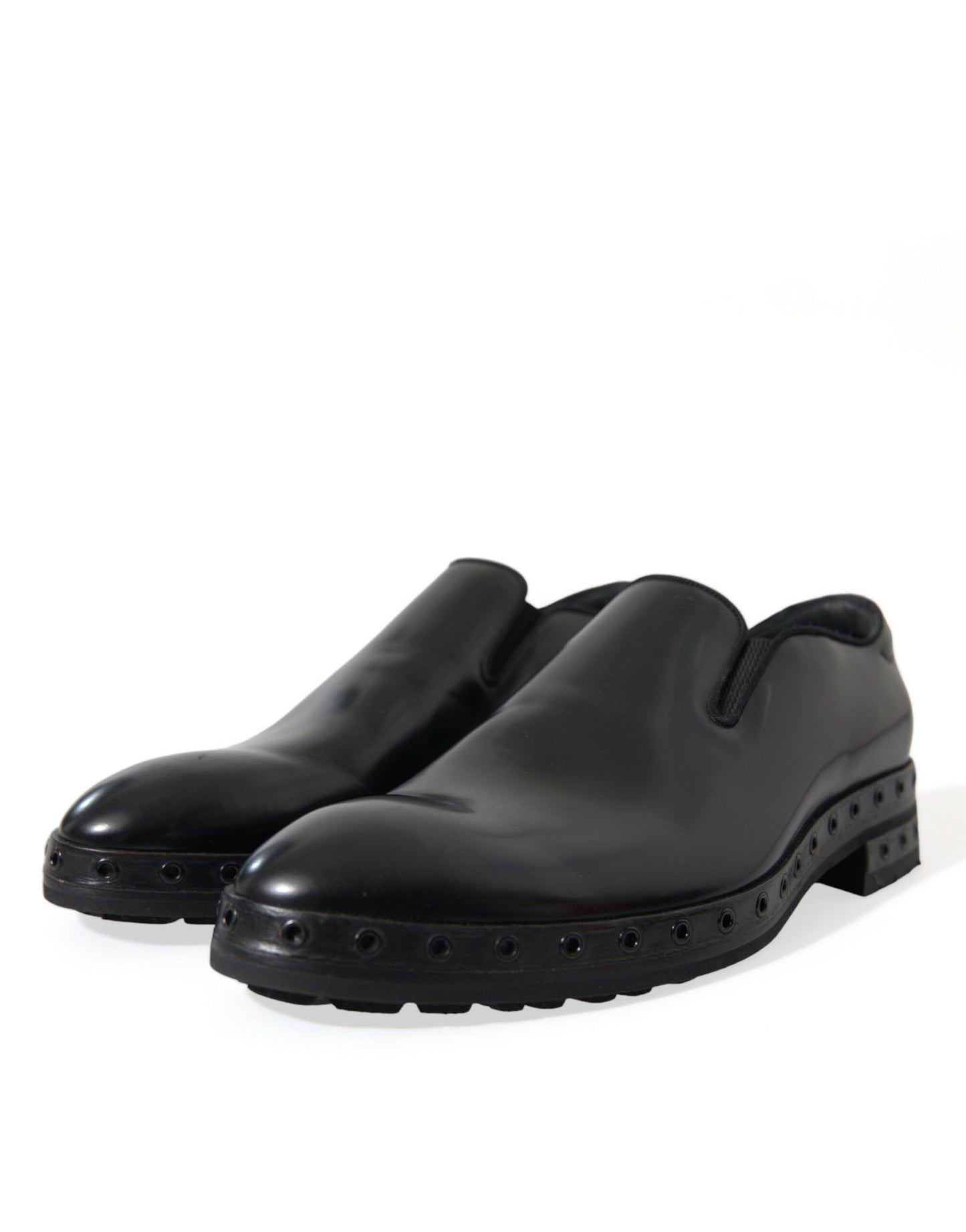 Elegantes mocasines de cuero negro con tachuelas