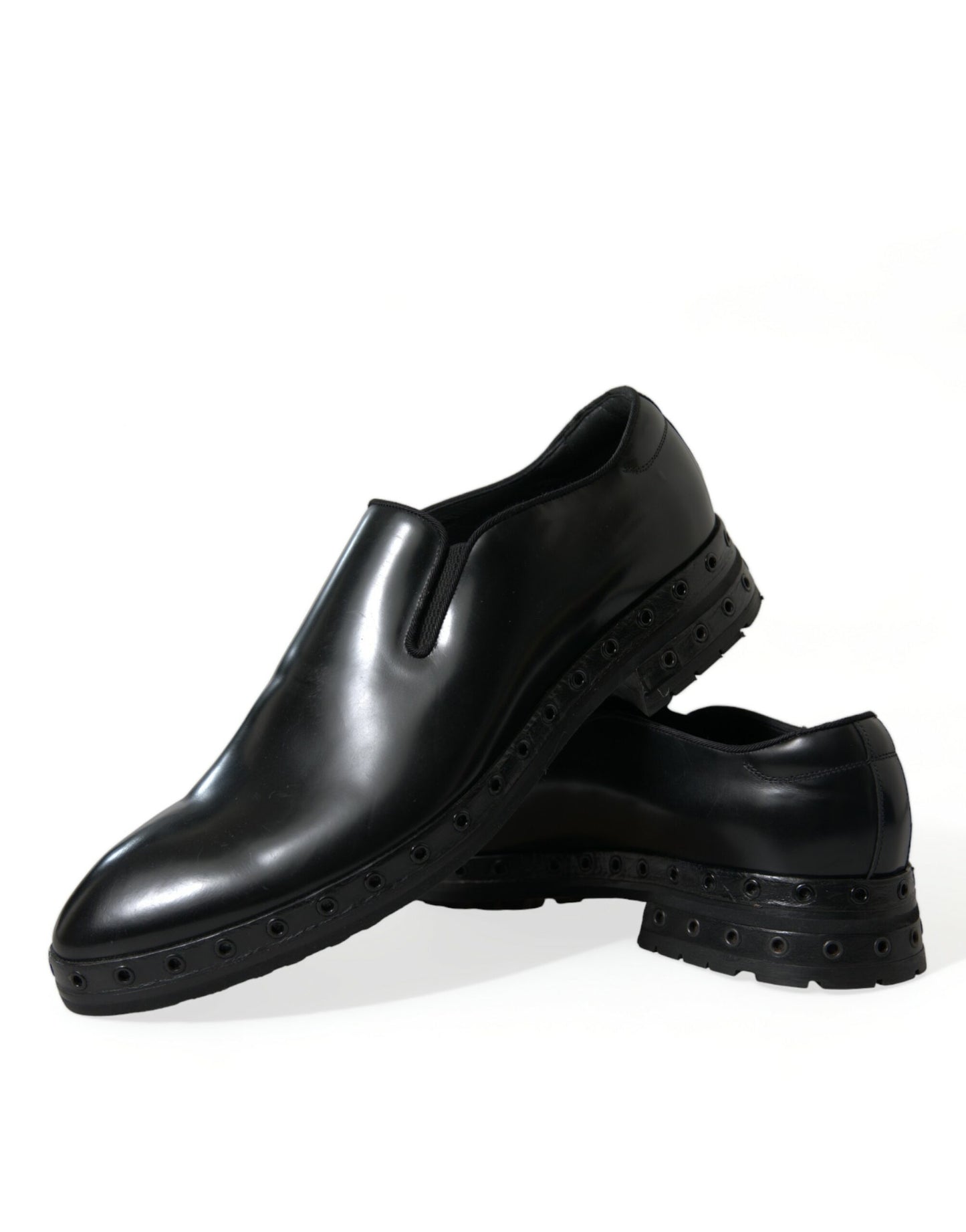 Elegantes mocasines de cuero negro con tachuelas