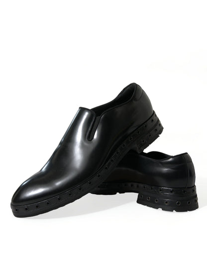 Elegantes mocasines de cuero negro con tachuelas