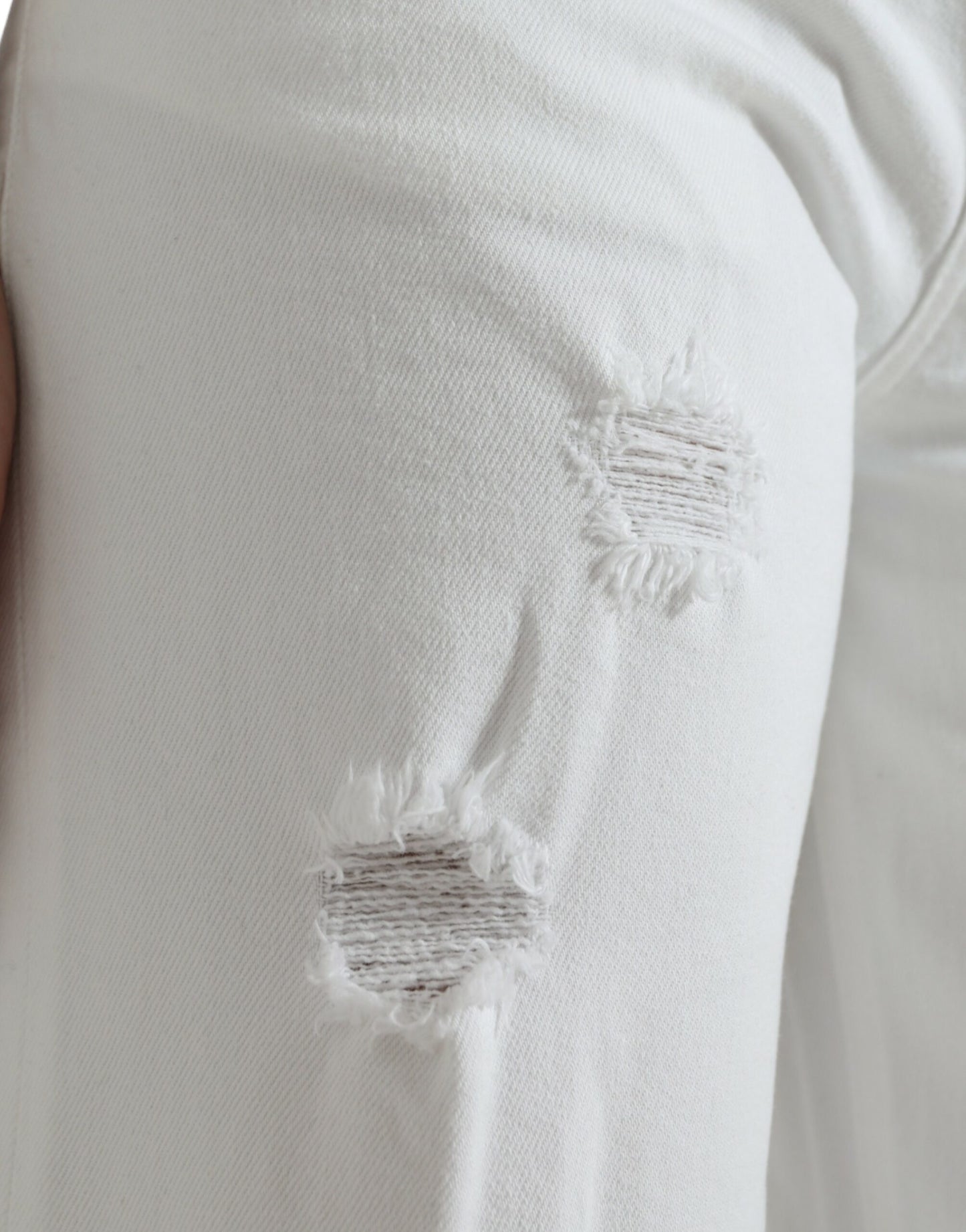Elegantes jeans blancos de cintura media con corte tobillero