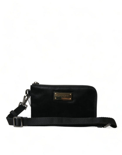 Elegante bolso de piel de nailon negro con detalles plateados