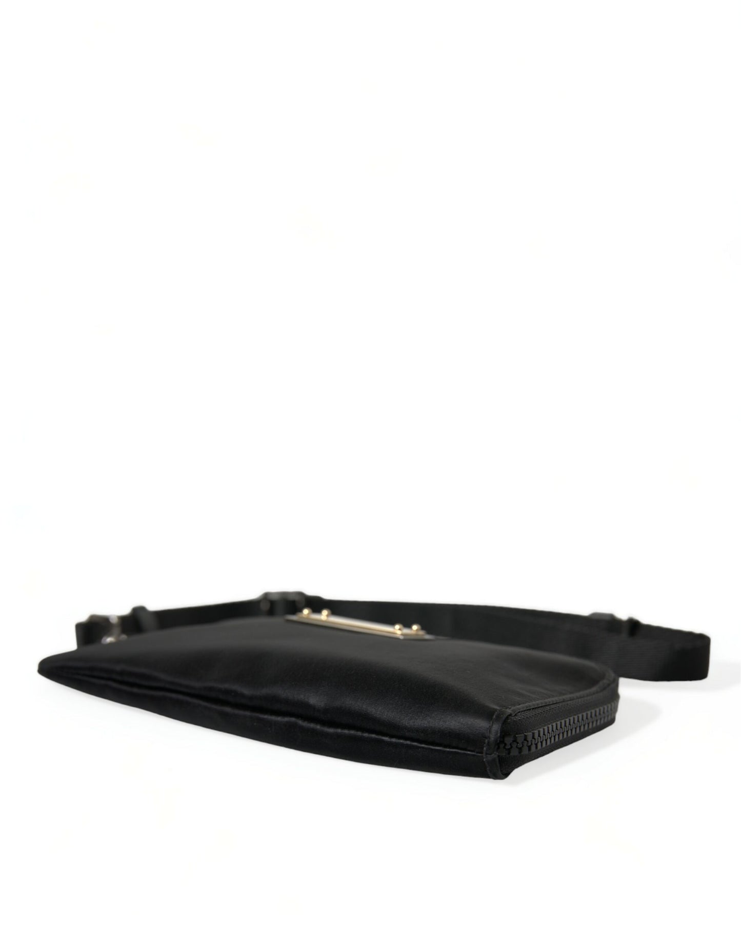 Elegante bolso de piel de nailon negro con detalles plateados