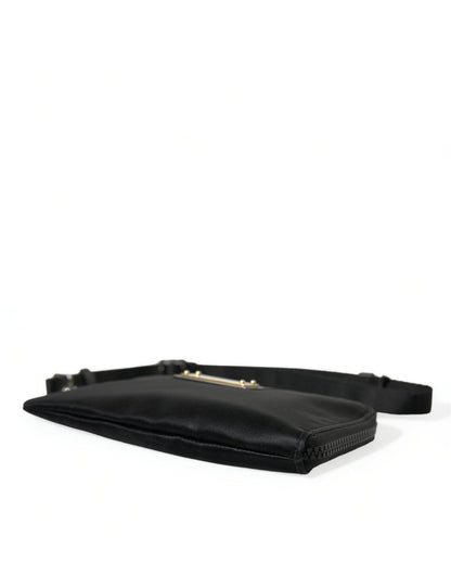 Elegante bolso de piel de nailon negro con detalles plateados