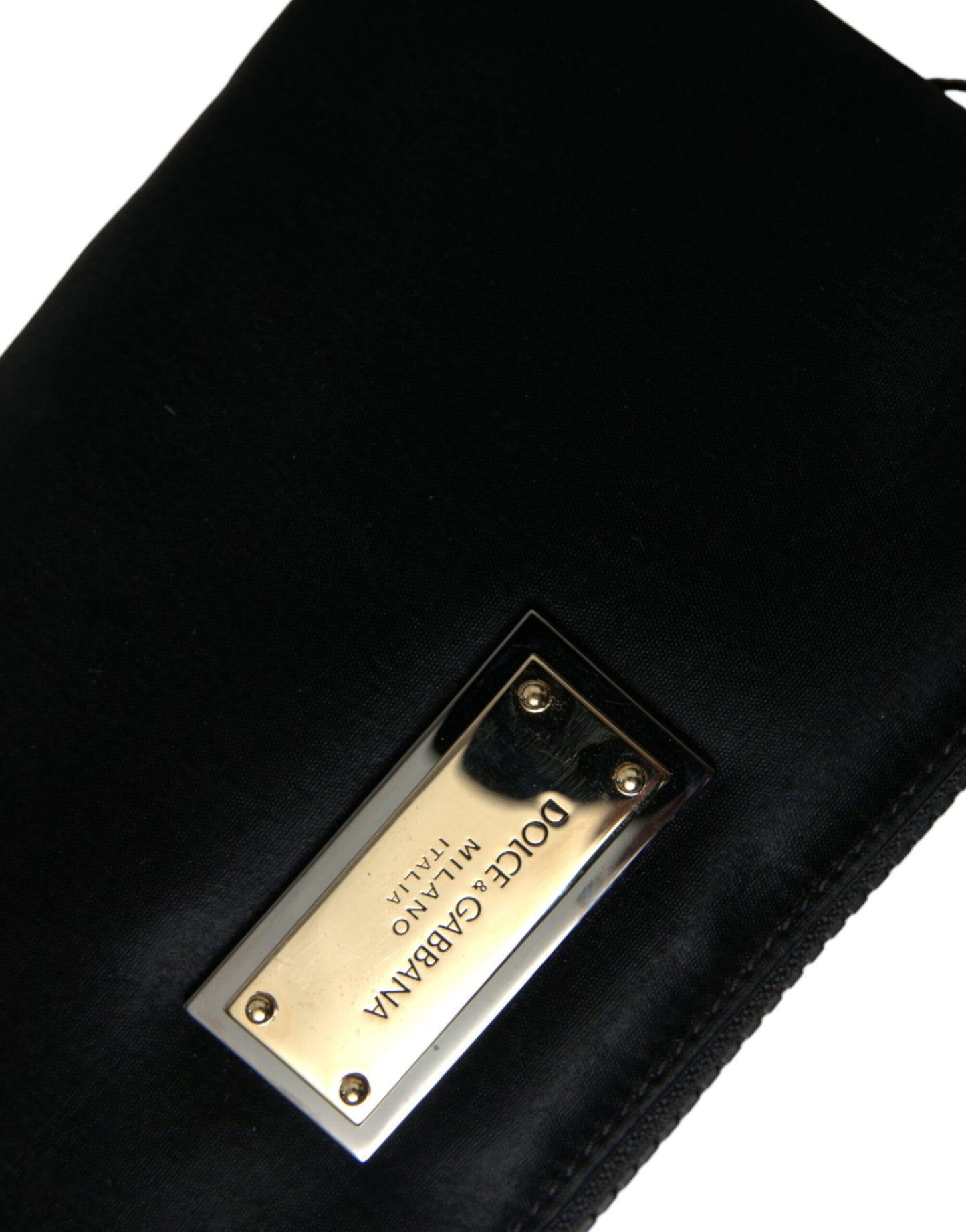 Elegante bolso de piel de nailon negro con detalles plateados