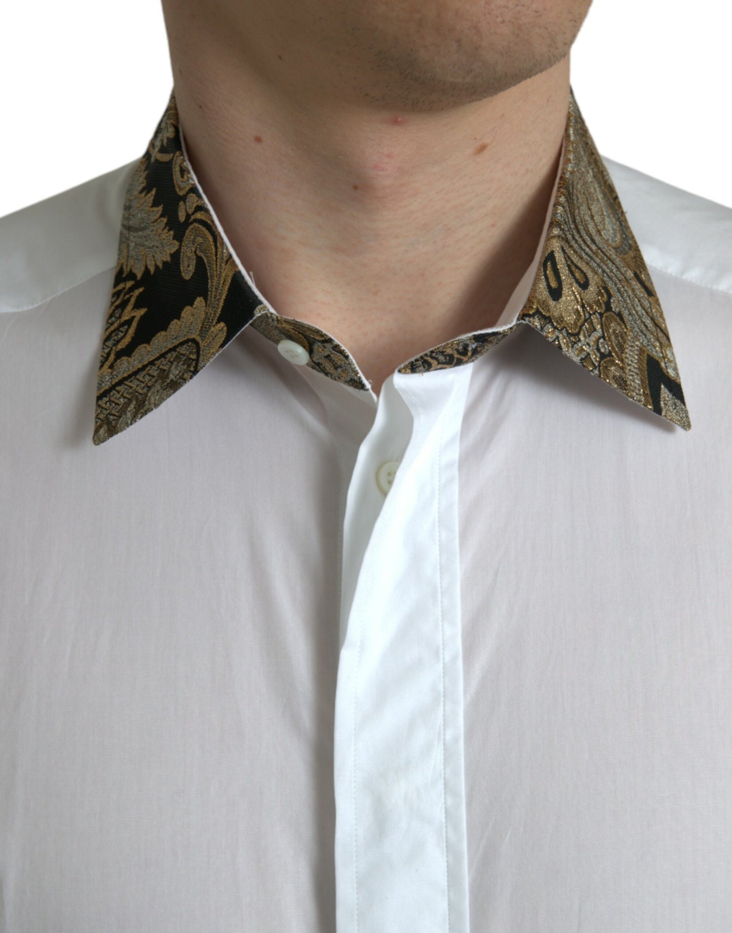 Camisa elegante con detalles dorados