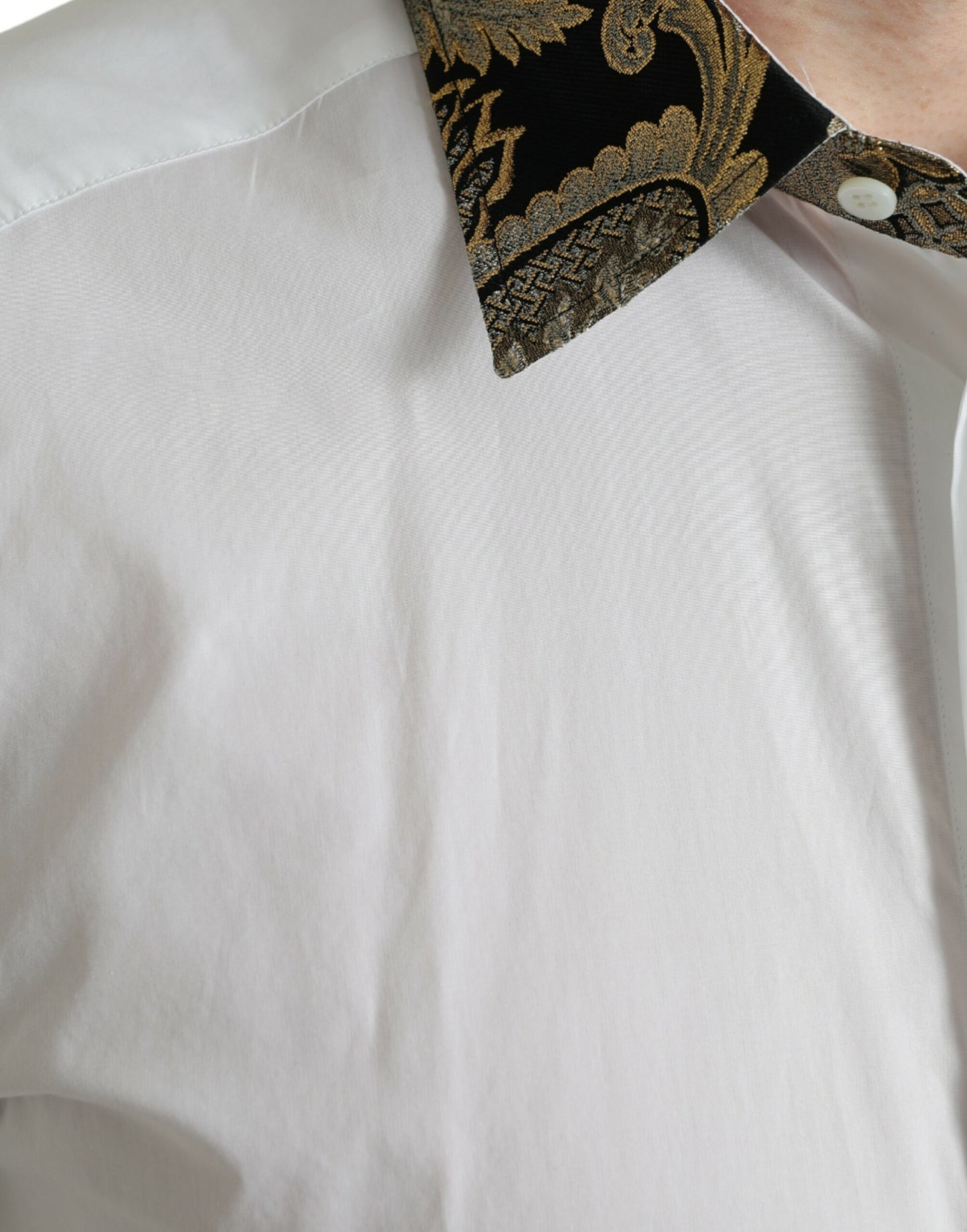 Camisa elegante con detalles dorados