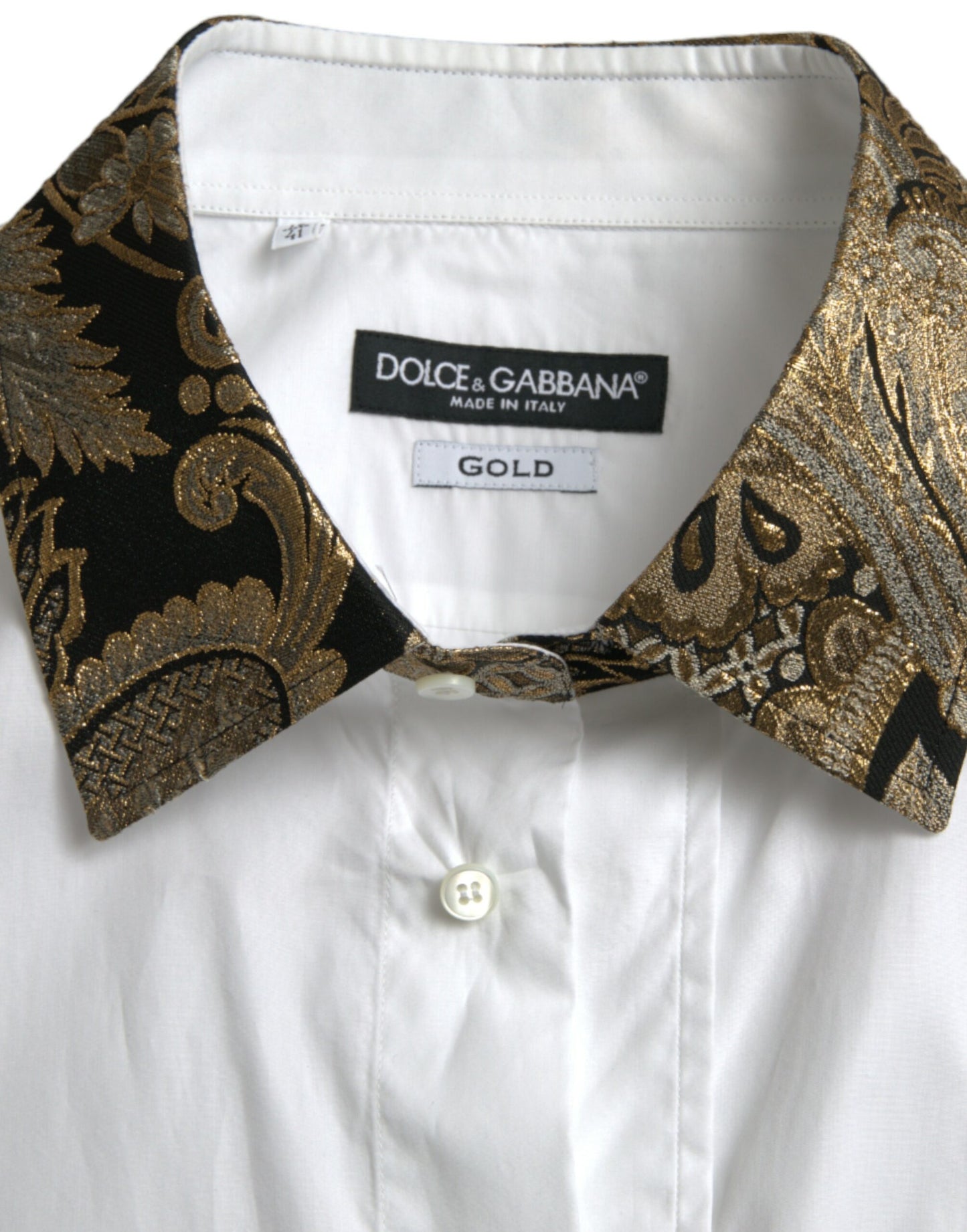 Camisa elegante con detalles dorados