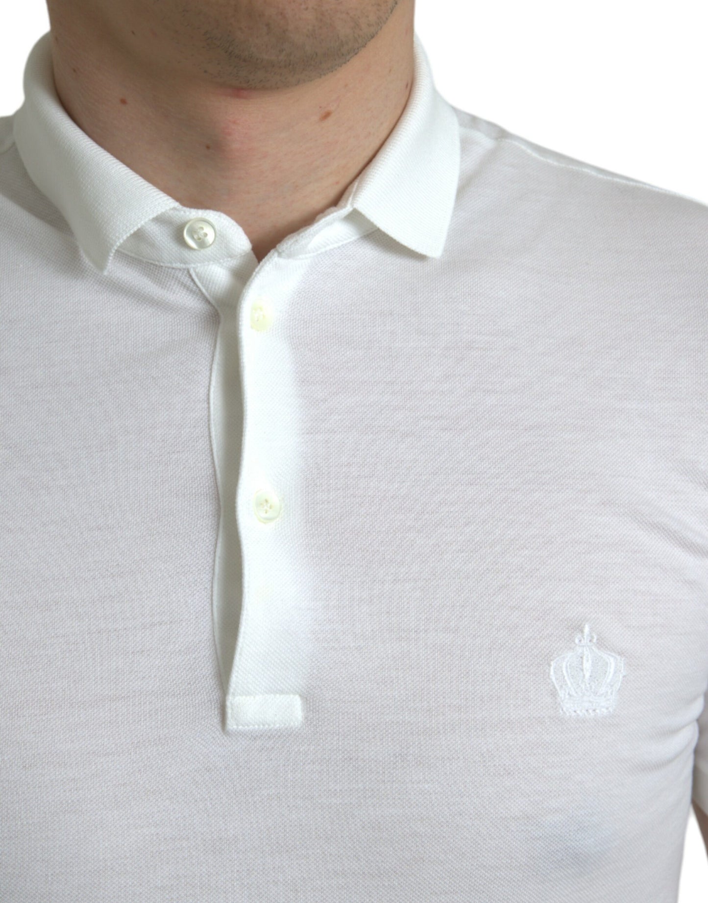 Polo de algodón blanco con corona bordada