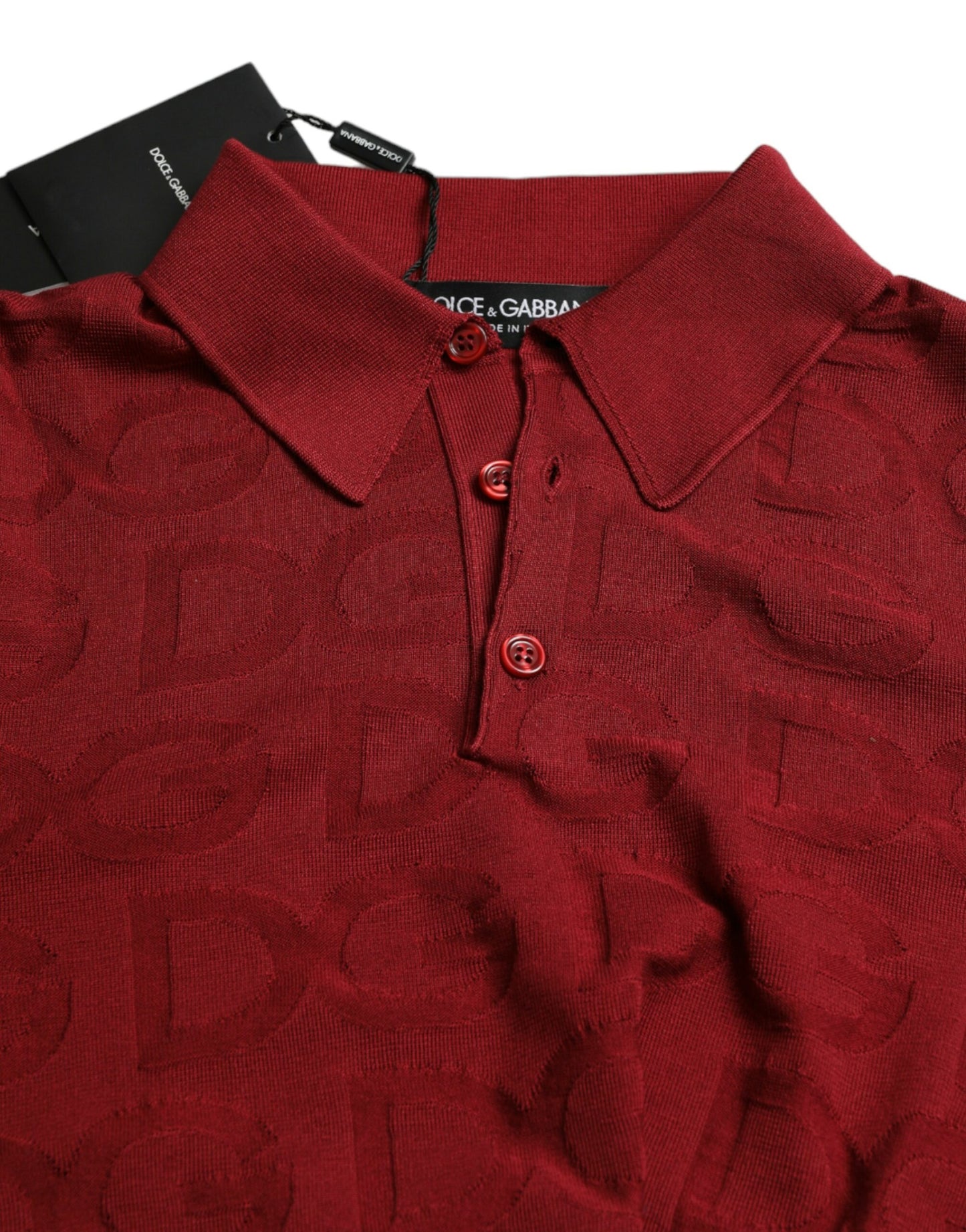 Polo de seda color granate: la elegancia se une a la comodidad