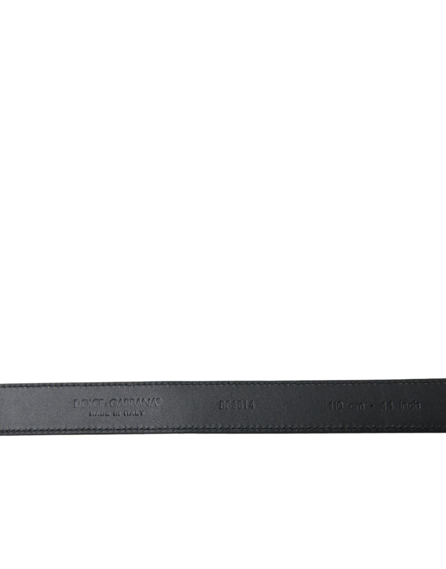 Cinturón elegante de cuero negro con hebilla de metal