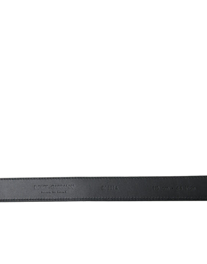 Cinturón elegante de cuero negro con hebilla de metal