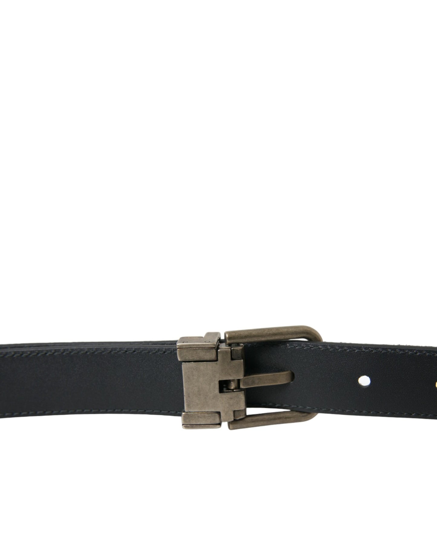 Cinturón elegante de cuero negro con hebilla de metal