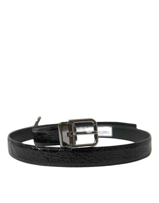 Cinturón elegante de cuero negro con hebilla de metal