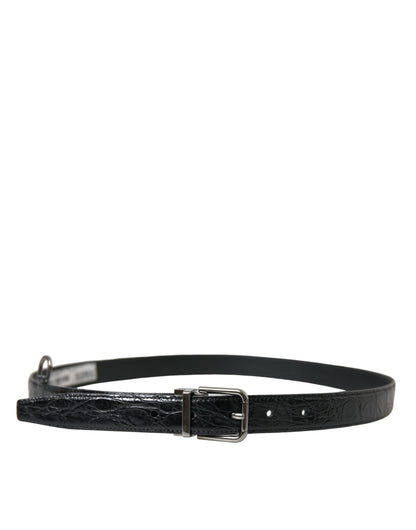 Cinturón elegante de cuero negro con hebilla de metal