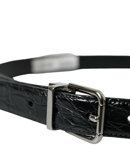Cinturón elegante de cuero negro con hebilla de metal