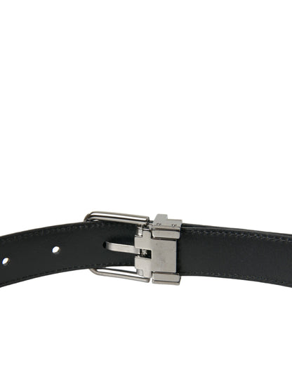 Cinturón elegante de cuero negro con hebilla de metal
