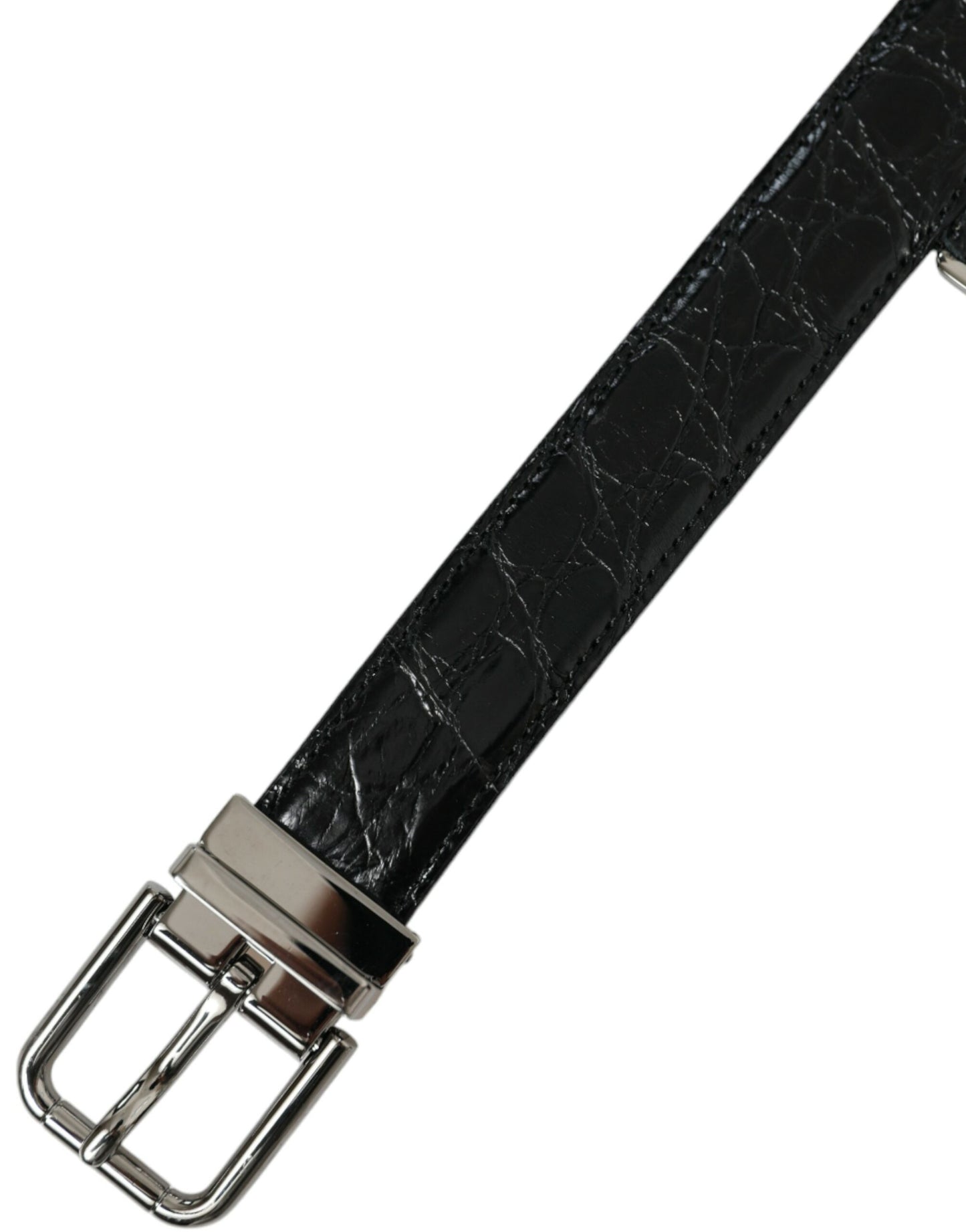 Cinturón elegante de cuero negro con hebilla de metal