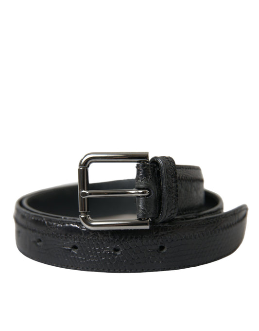 Cinturón elegante de cuero negro con hebilla de metal
