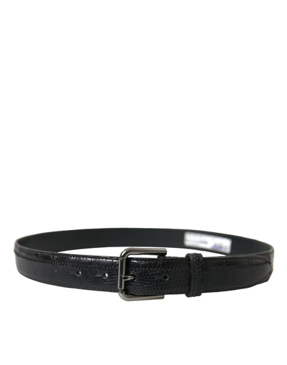 Cinturón elegante de cuero negro con hebilla de metal