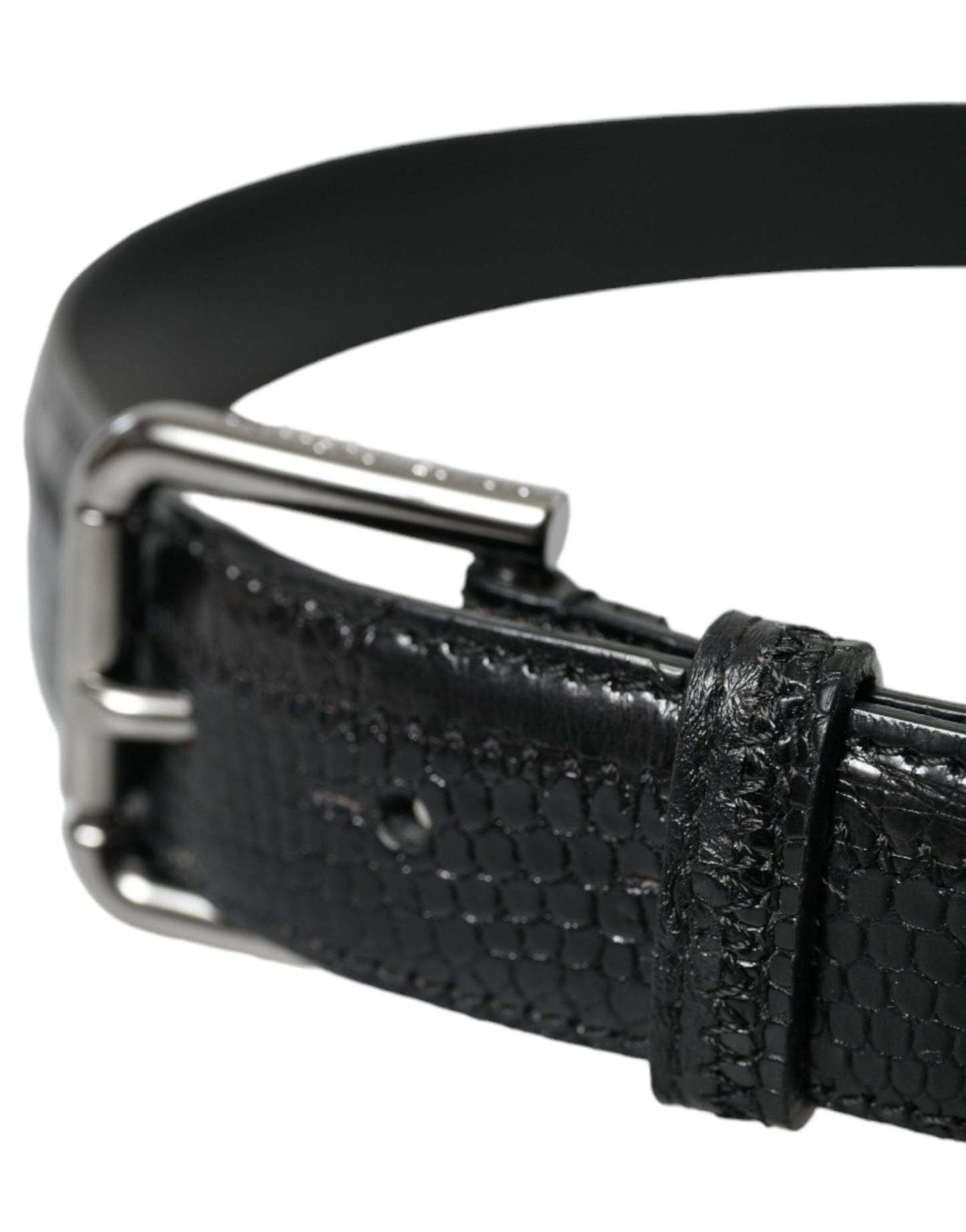 Cinturón elegante de cuero negro con hebilla de metal