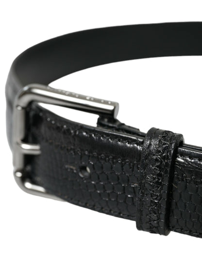Cinturón elegante de cuero negro con hebilla de metal