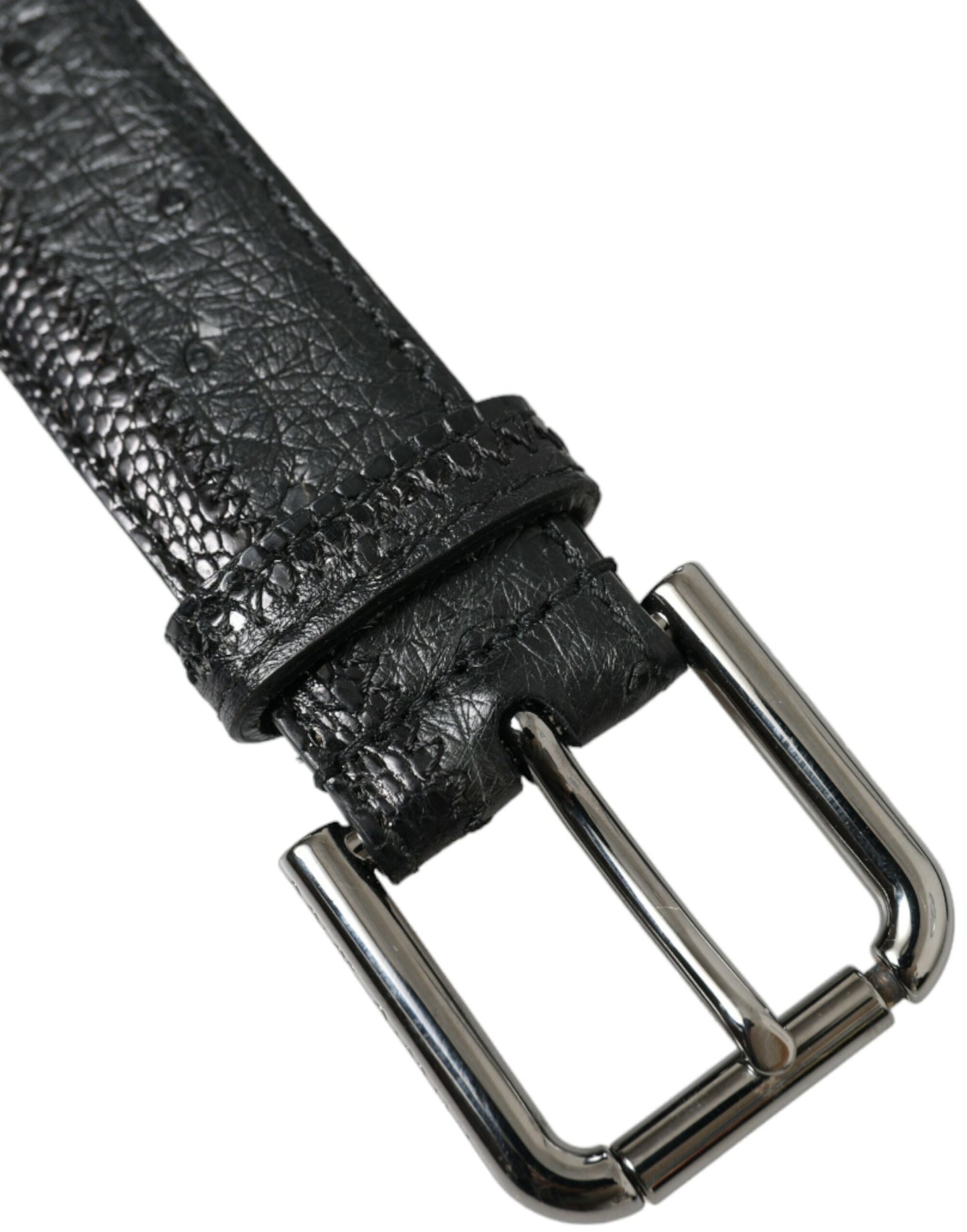 Cinturón elegante de cuero negro con hebilla de metal