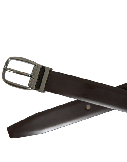 Cinturón de cuero elegante con hebilla llamativa