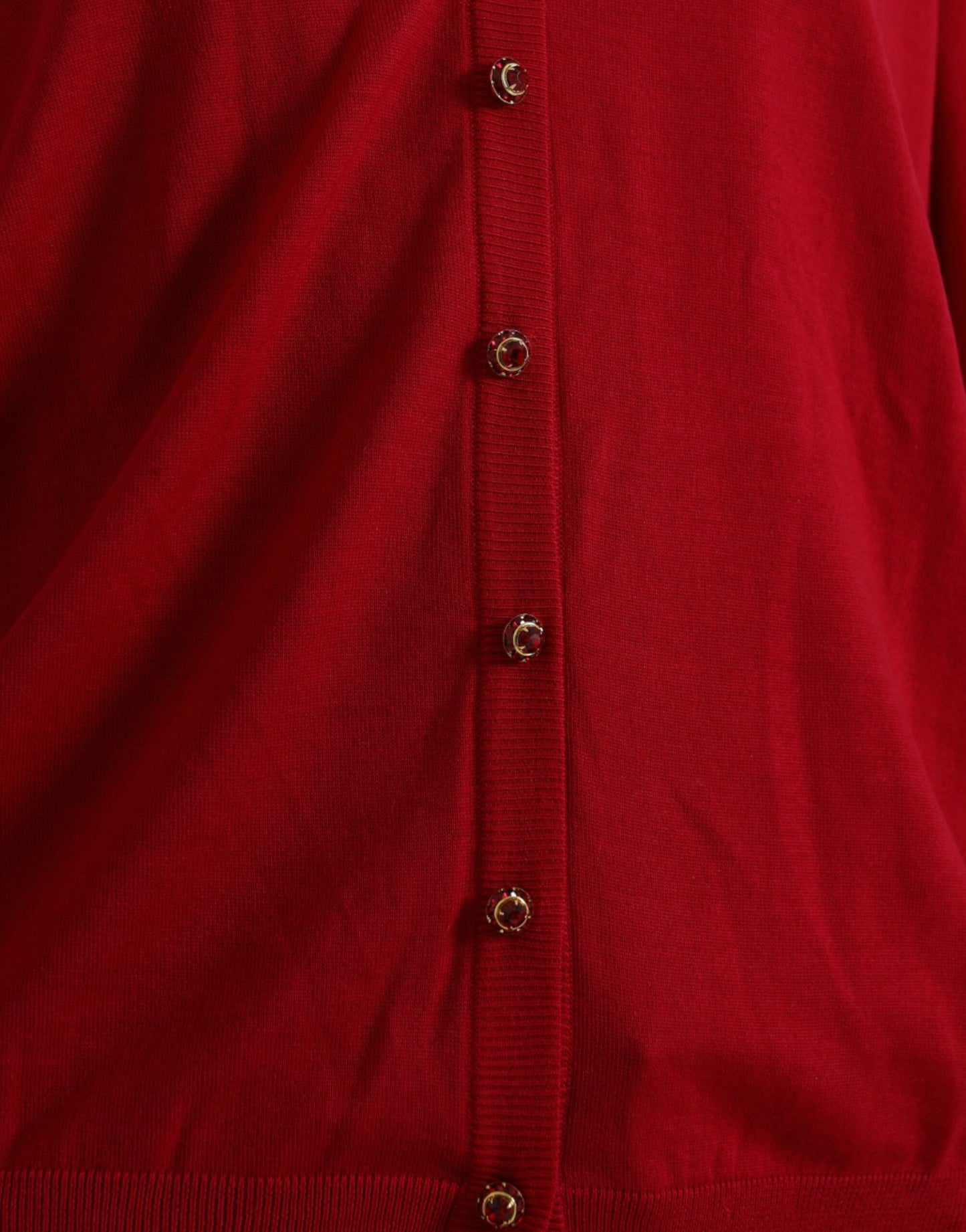 Elegante cárdigan rojo de lana con cuello en V