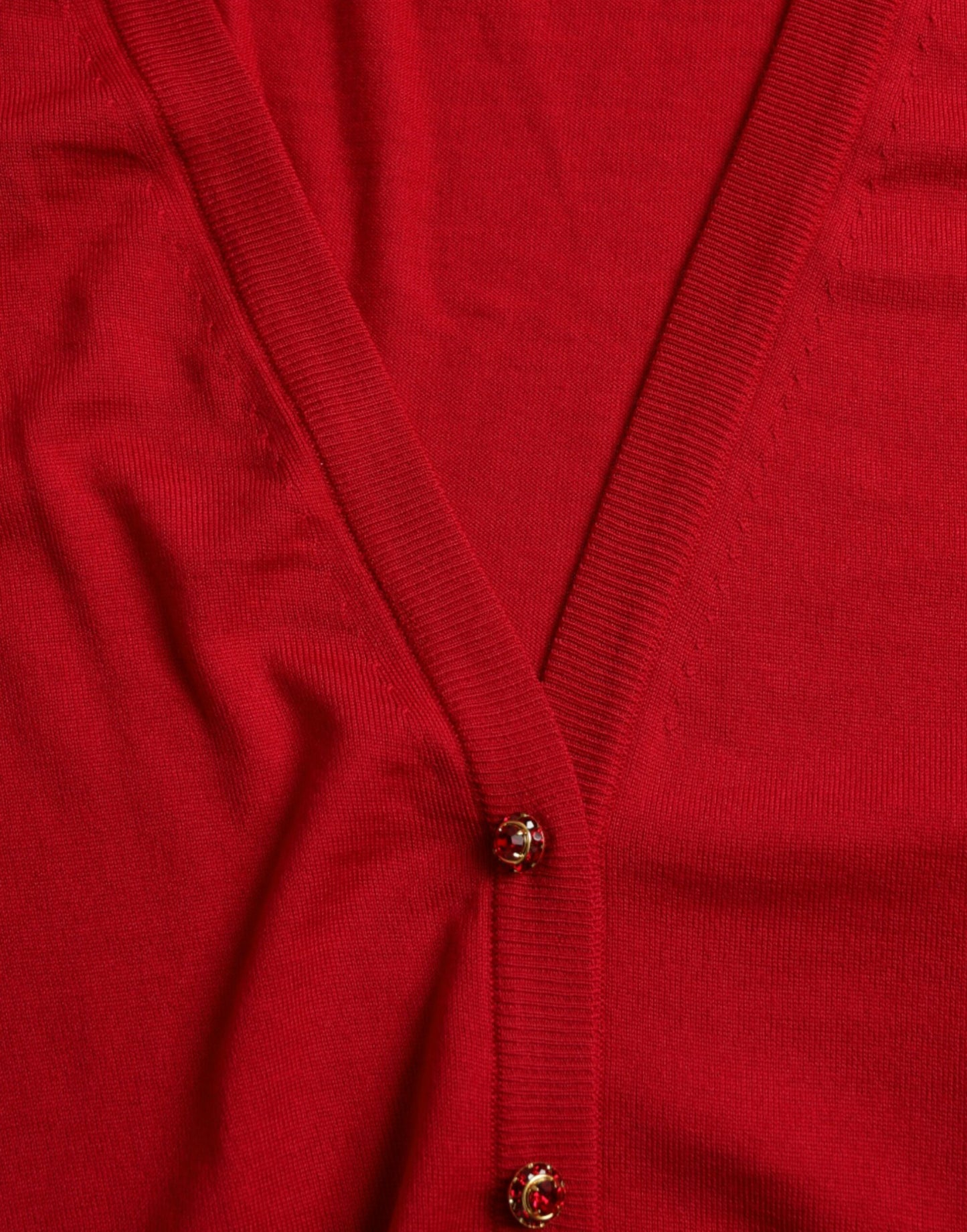 Elegante cárdigan rojo de lana con cuello en V