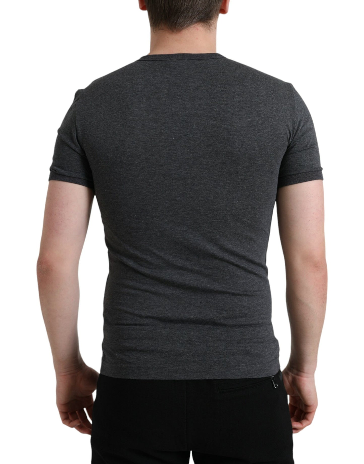 Elegante camiseta gris oscuro de cuello redondo