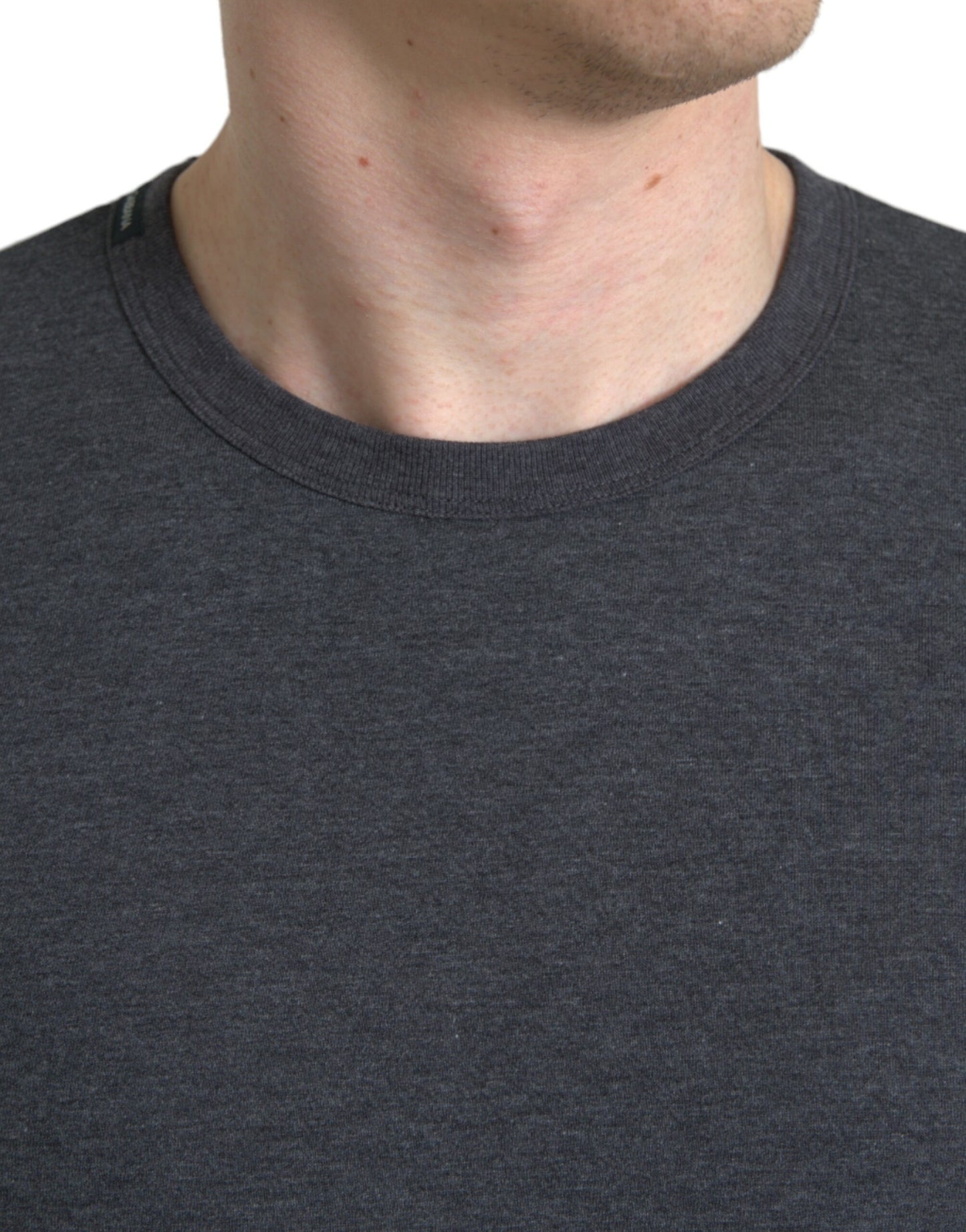 Elegante camiseta gris oscuro de cuello redondo