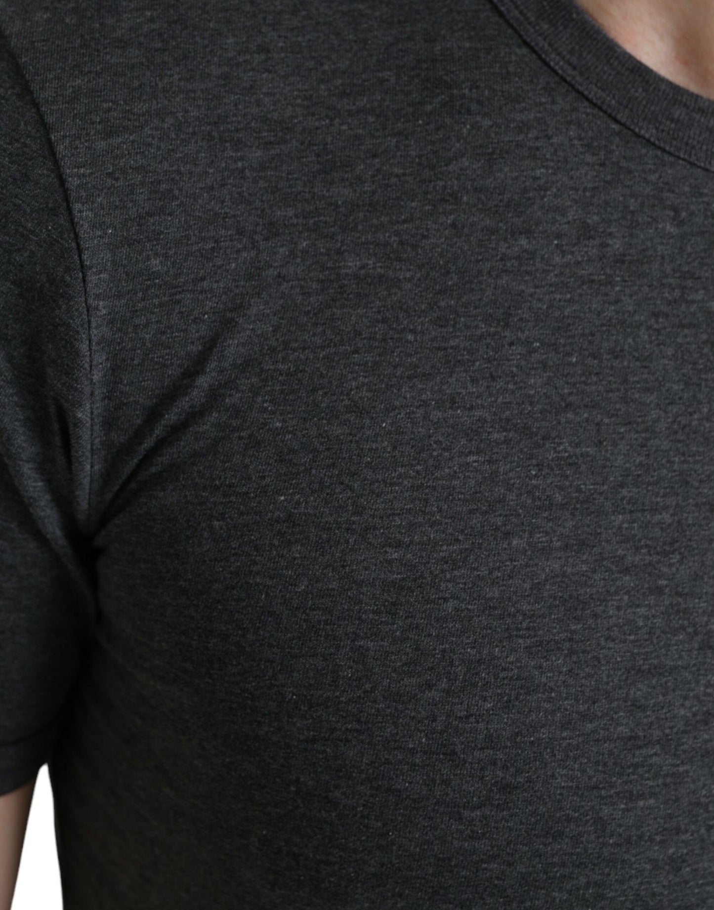 Elegante camiseta gris oscuro de cuello redondo