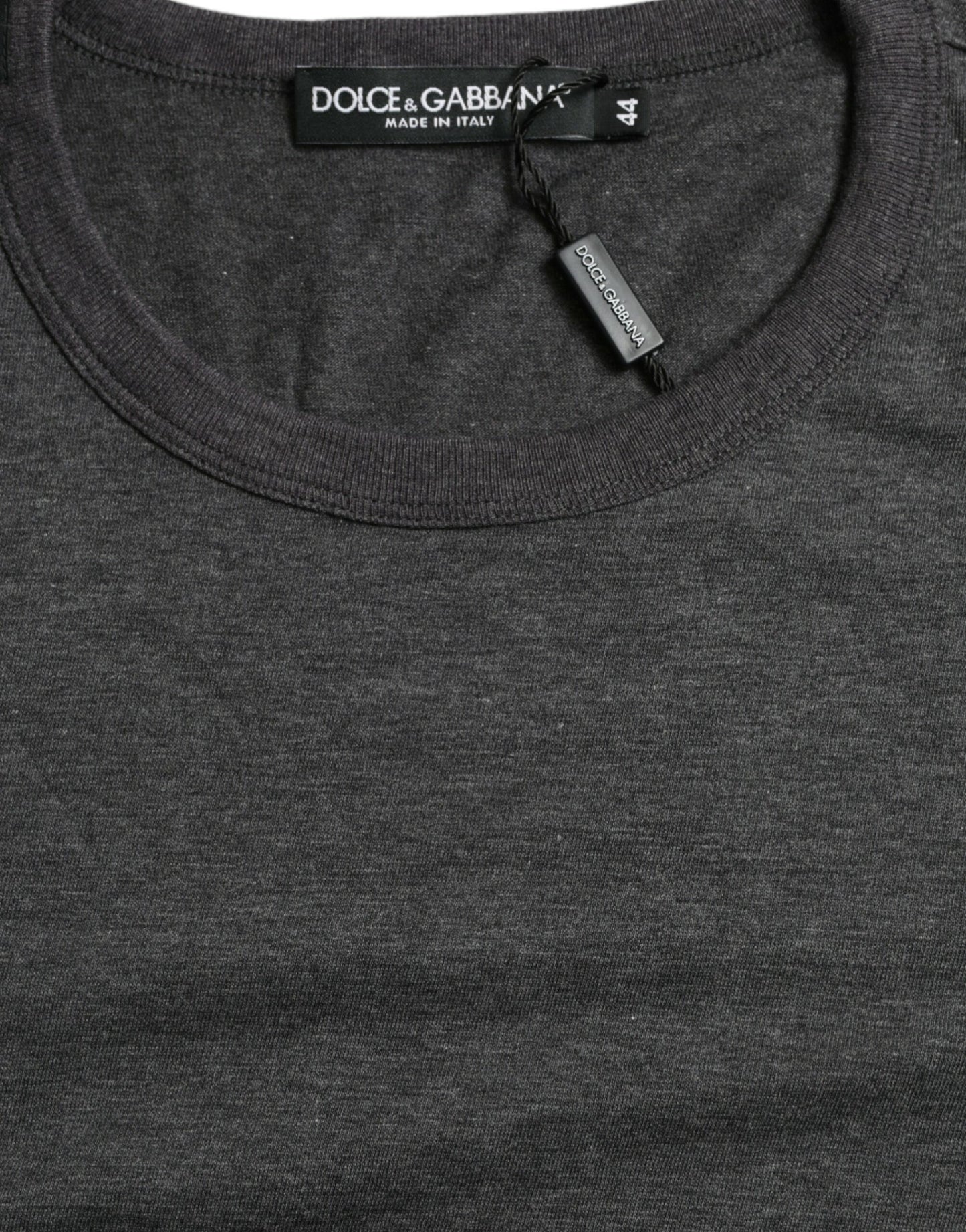 Elegante camiseta gris oscuro de cuello redondo