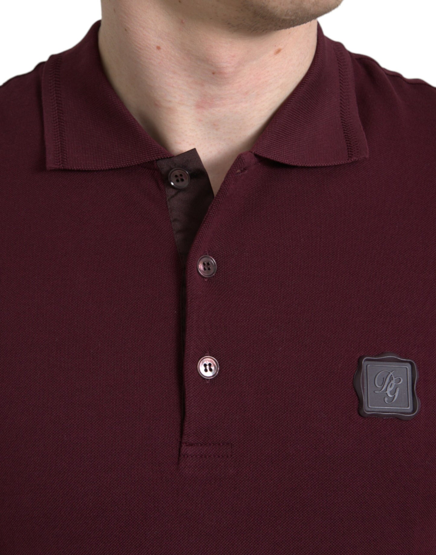 Elegante polo de mezcla de algodón color granate