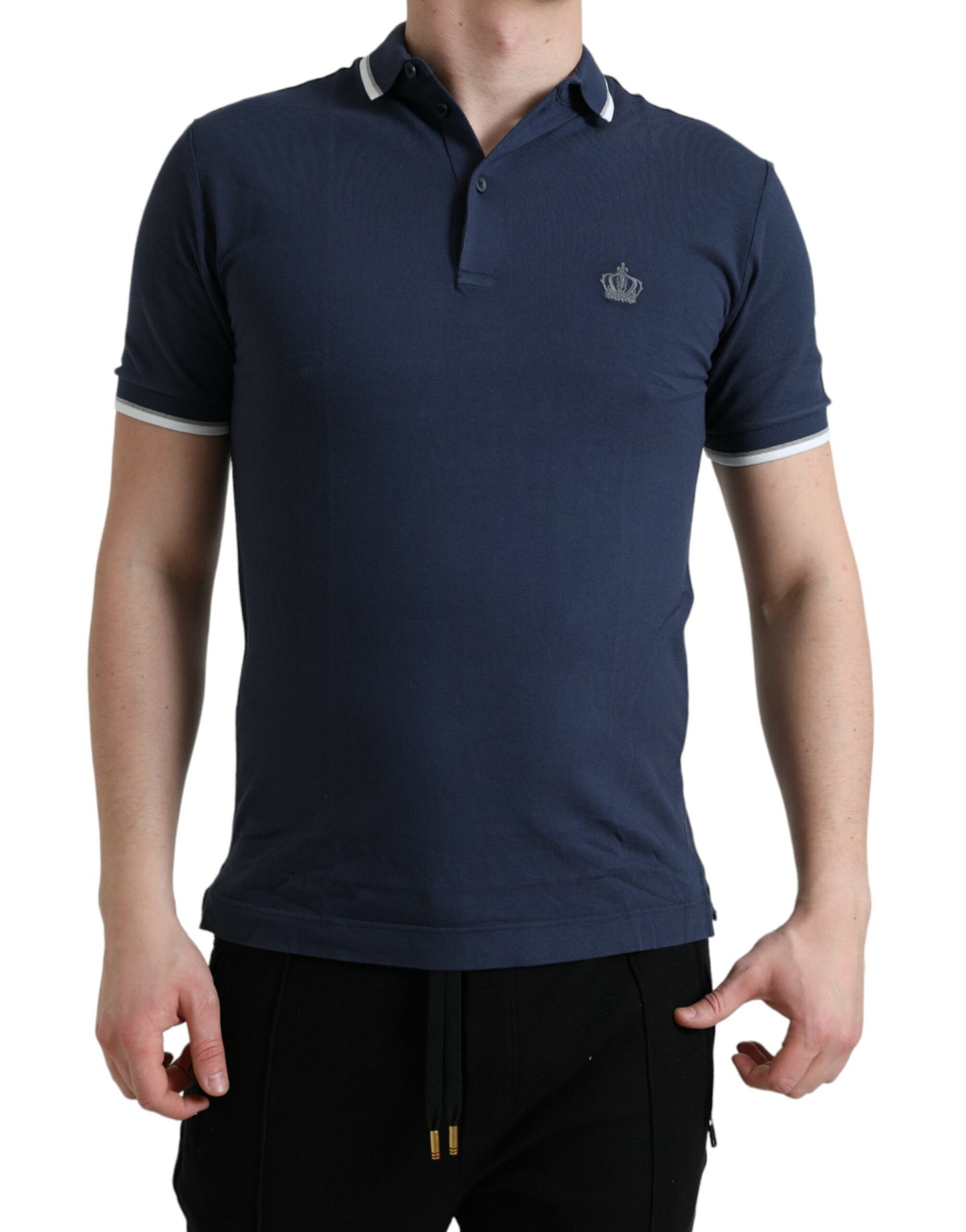 Elegante polo con corona bordada