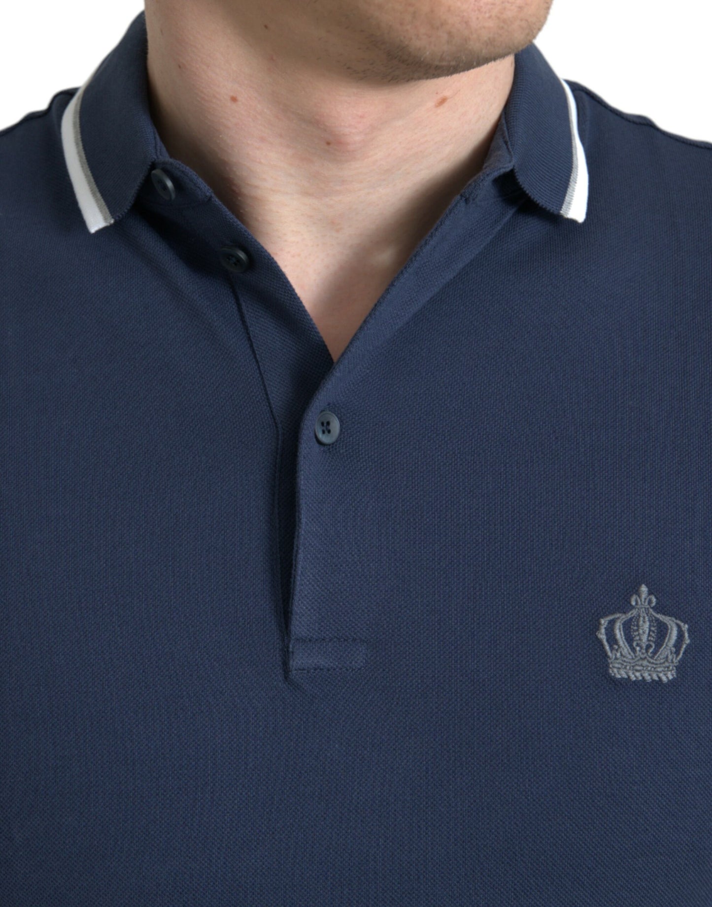 Elegante polo con corona bordada