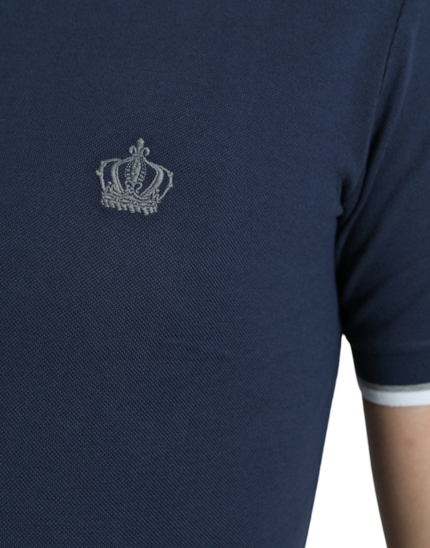 Elegante polo con corona bordada