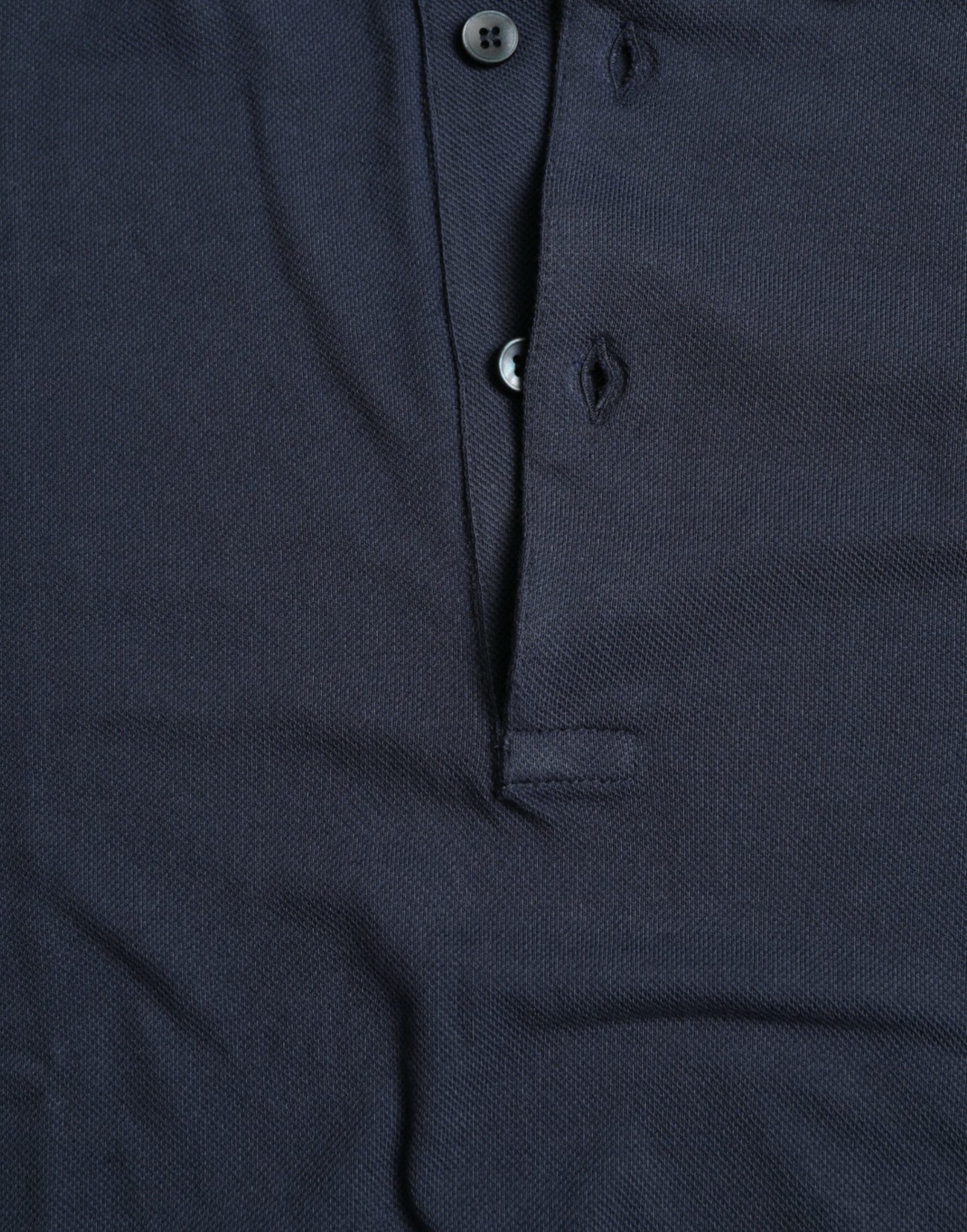 Elegante polo con corona bordada
