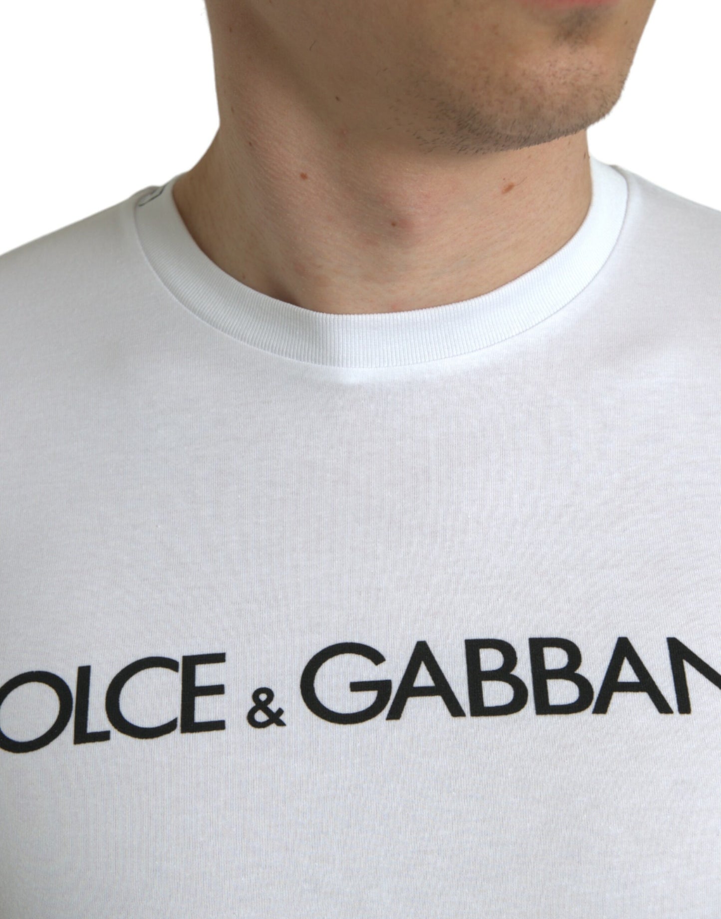 Elegante camiseta blanca de cuello redondo con logotipo