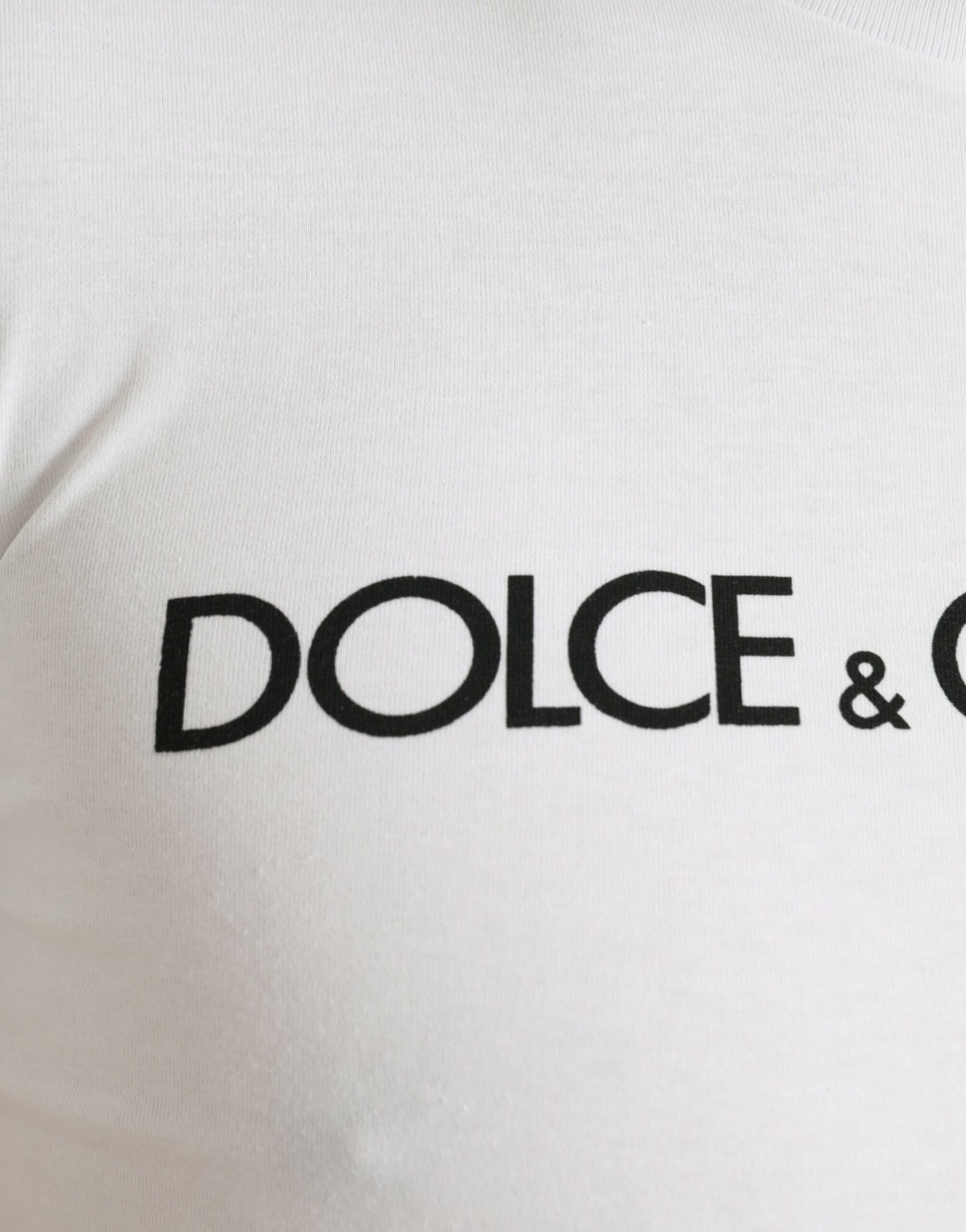 Elegante camiseta blanca de cuello redondo con logotipo