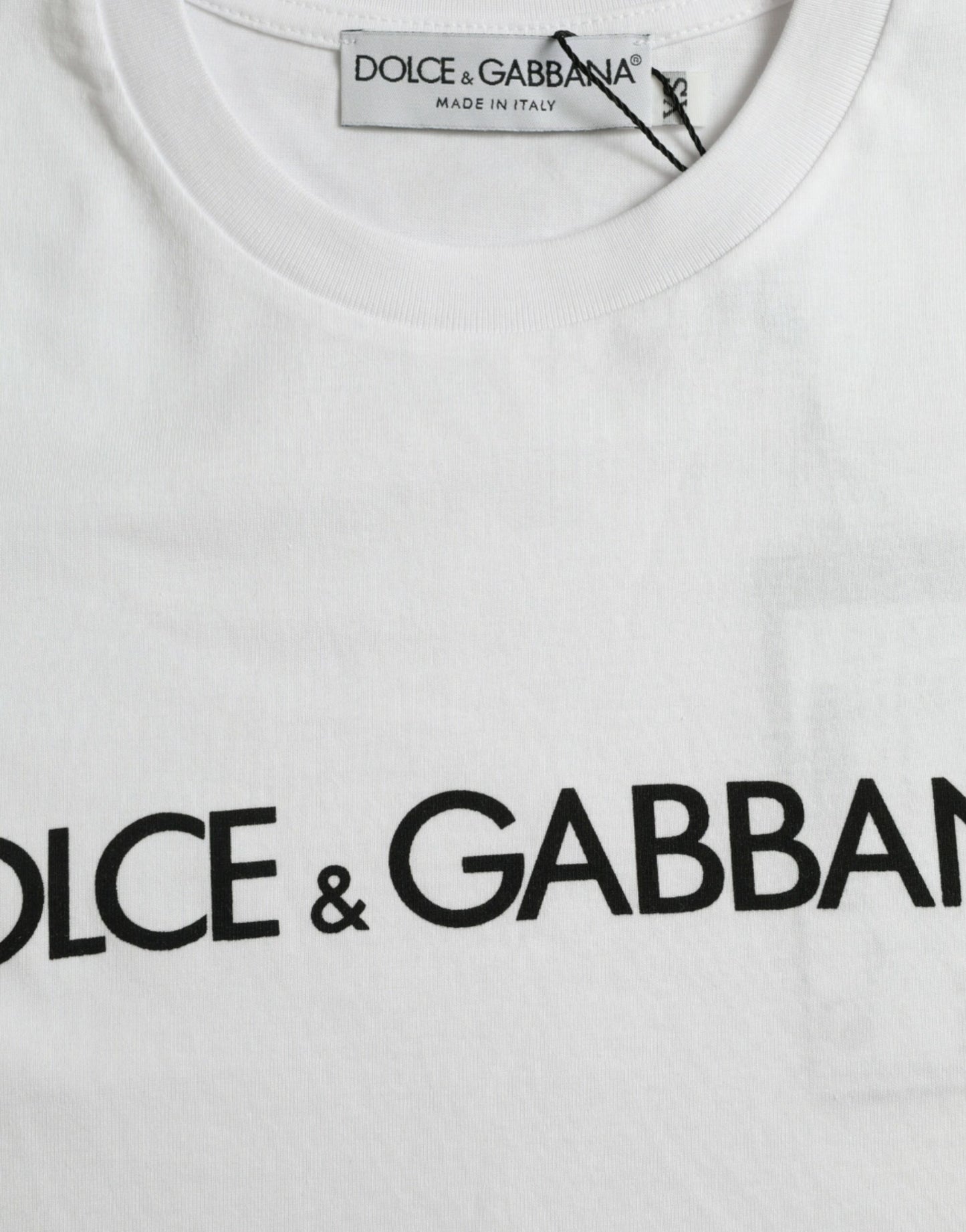 Elegante camiseta blanca de cuello redondo con logotipo
