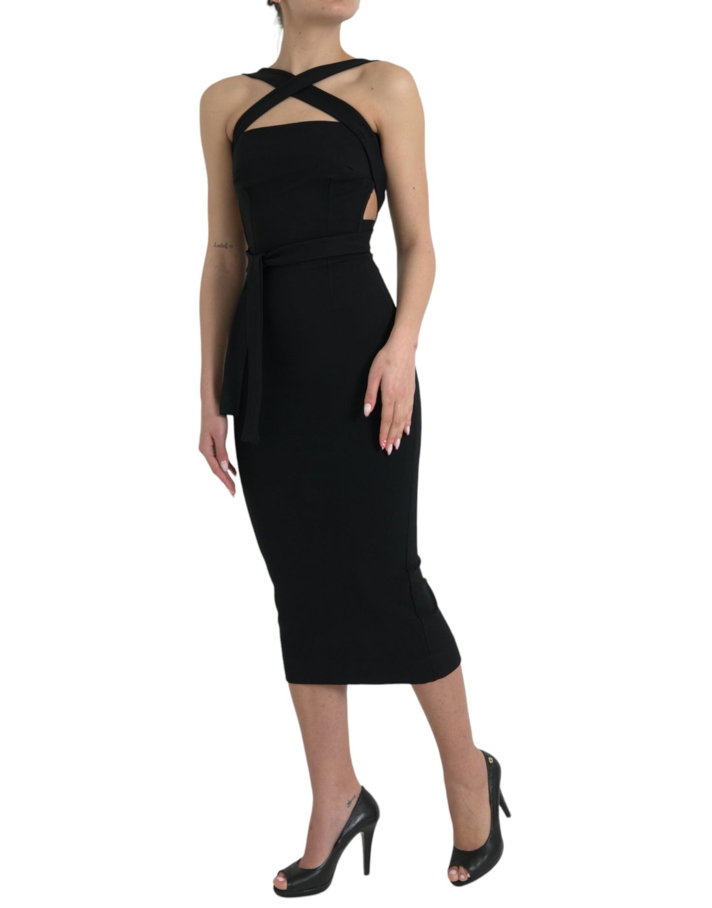 Elegante vestido midi negro con cuello halter