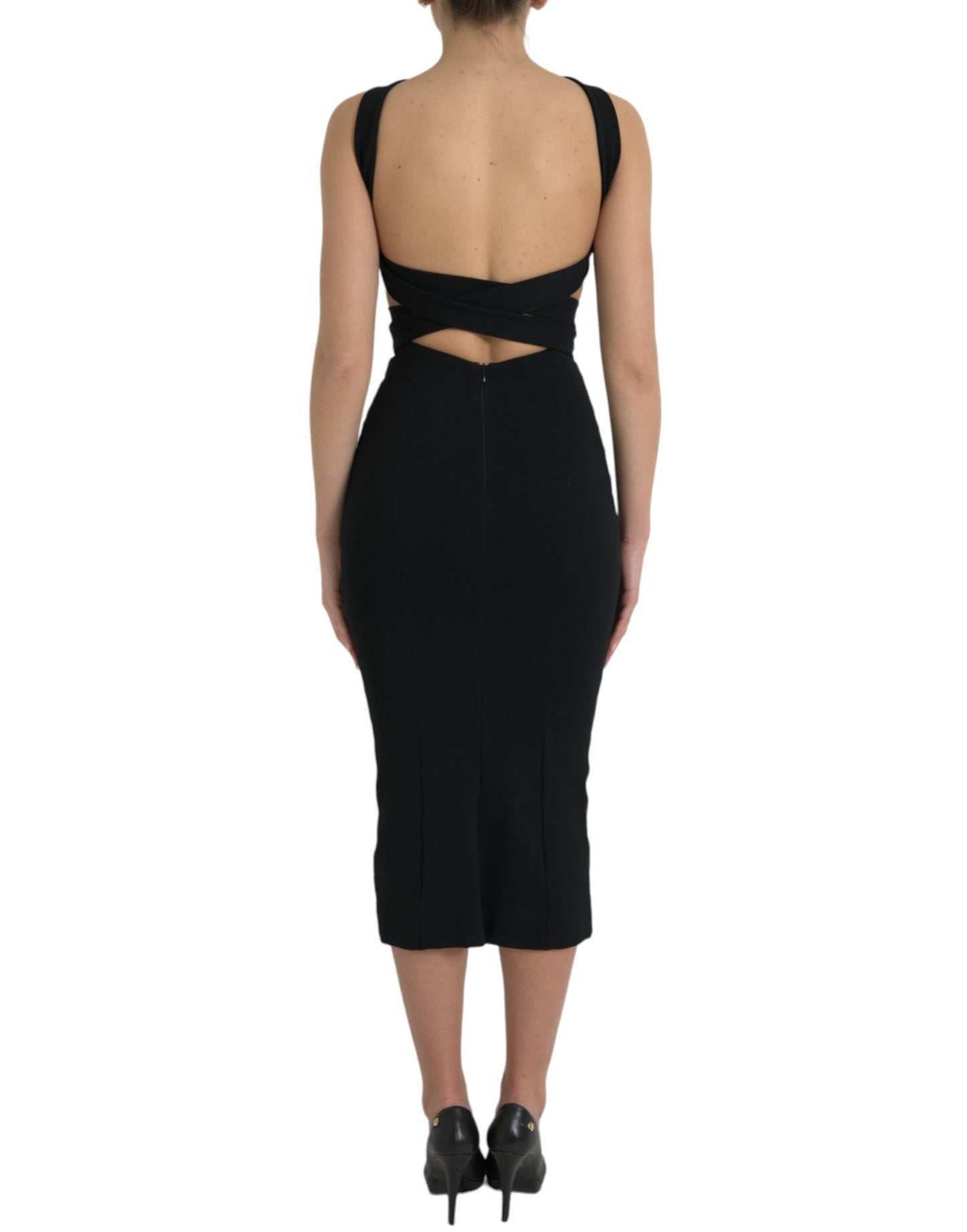 Elegante vestido midi negro con cuello halter