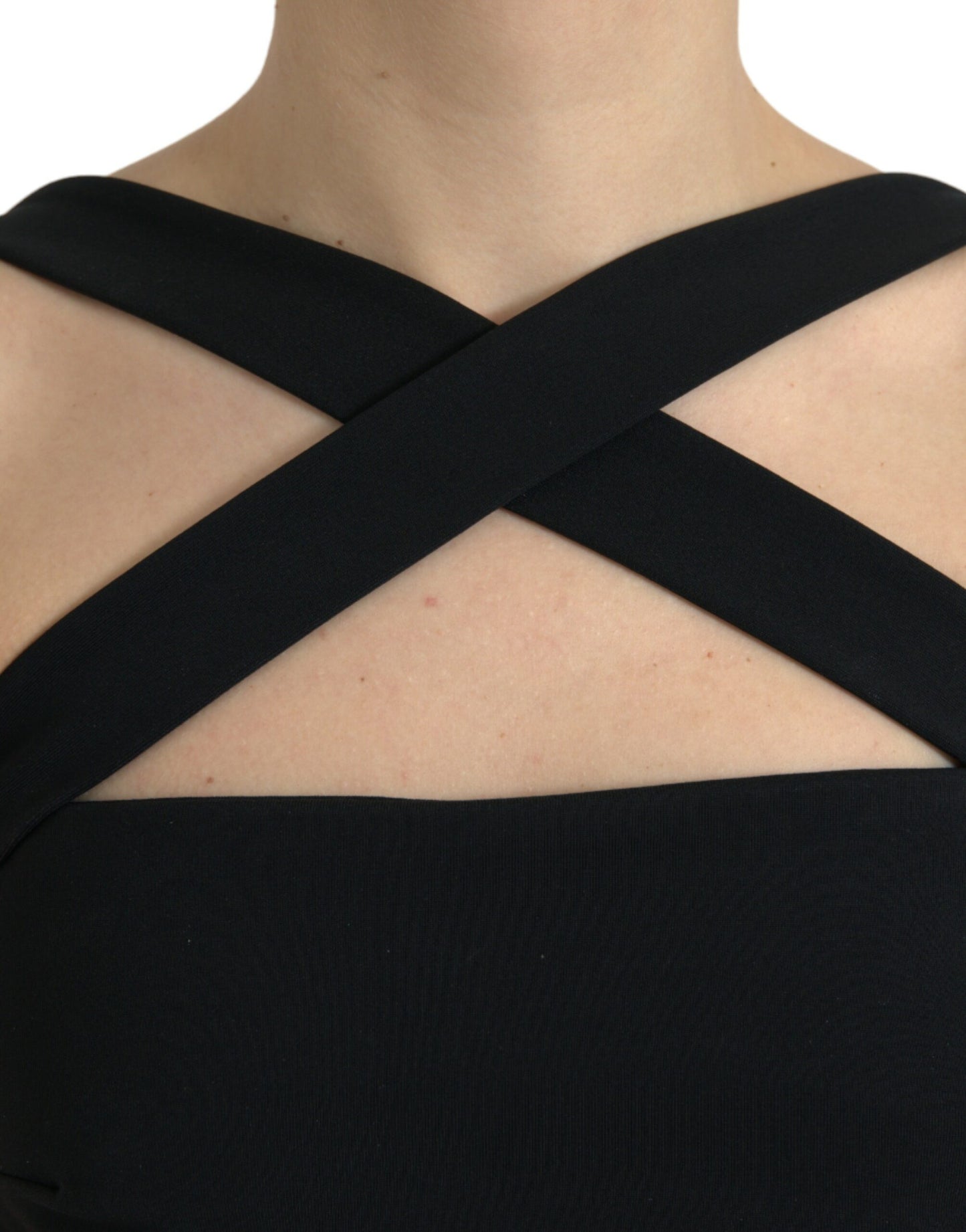 Elegante vestido midi negro con cuello halter