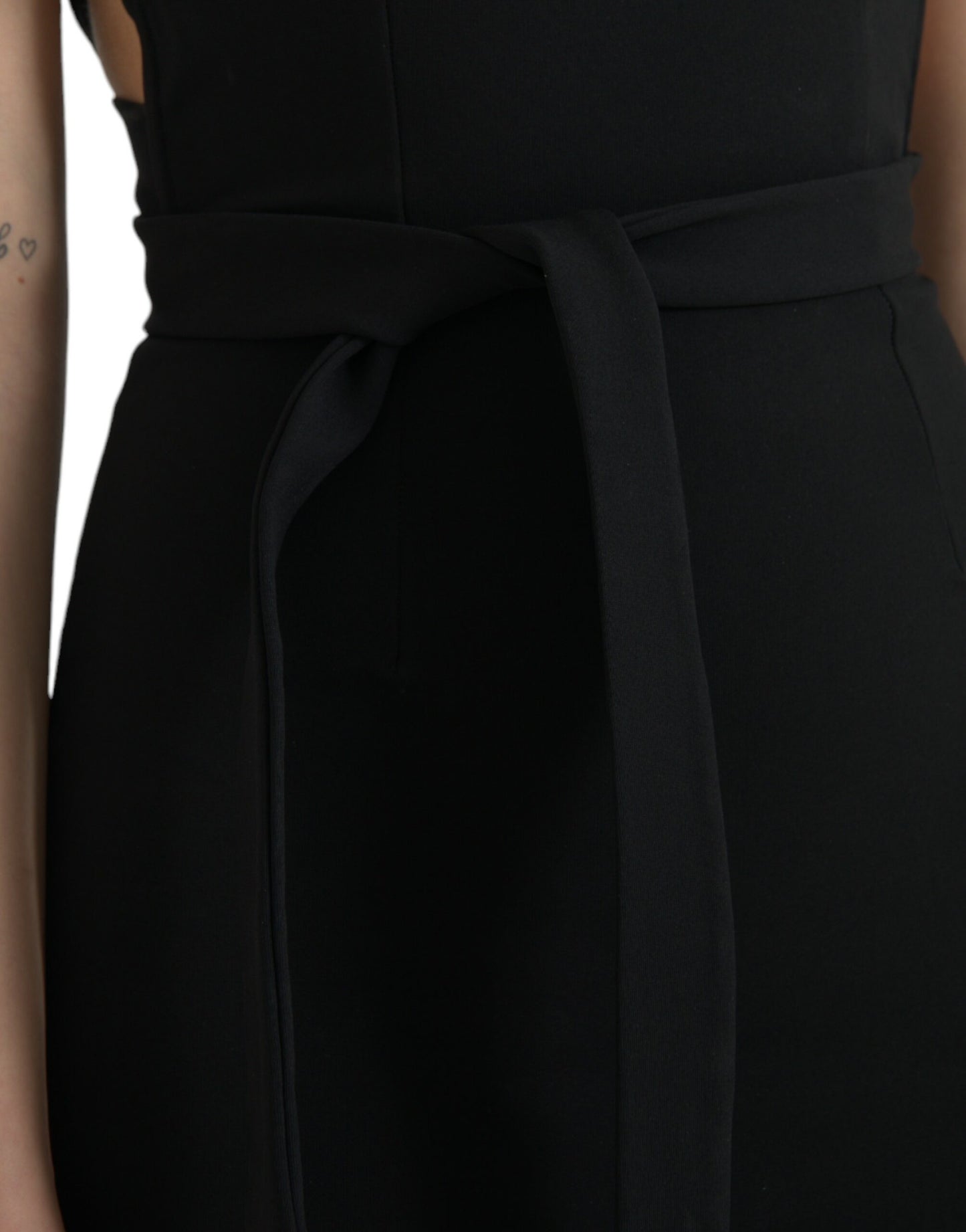 Elegante vestido midi negro con cuello halter